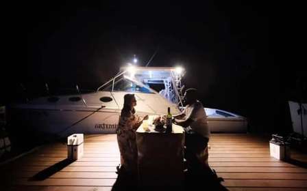 Dîner-croisière privé au coucher du soleil sur un yacht moderne de 34 pieds