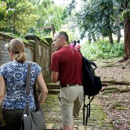 Visite à pied de 2,5 heures à Singapour : Sépultures, armes et batailles