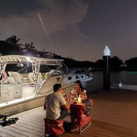 Dîner-croisière privé au coucher du soleil sur un yacht moderne de 34 pieds