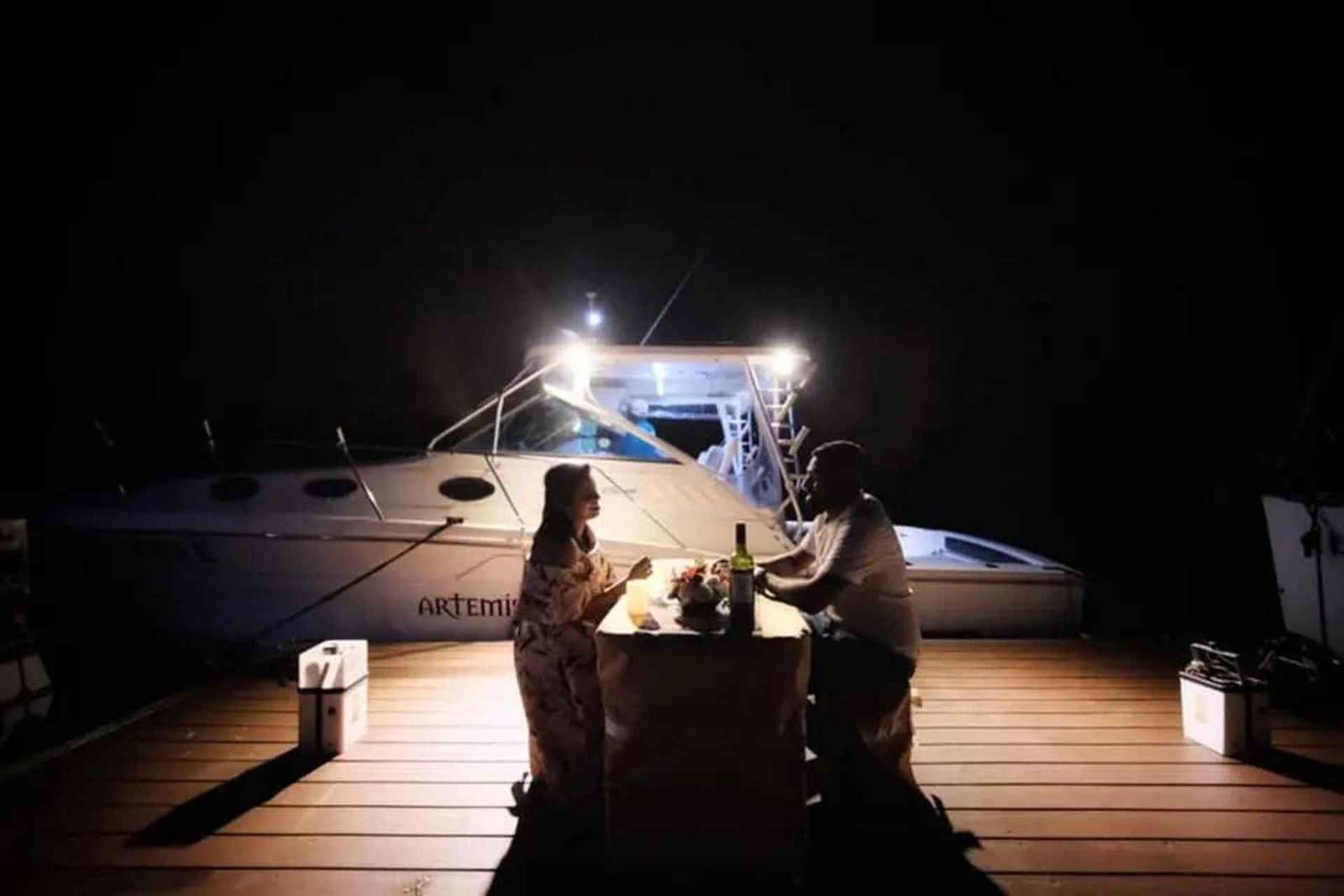 Dîner-croisière privé au coucher du soleil sur un yacht moderne de 34 pieds
