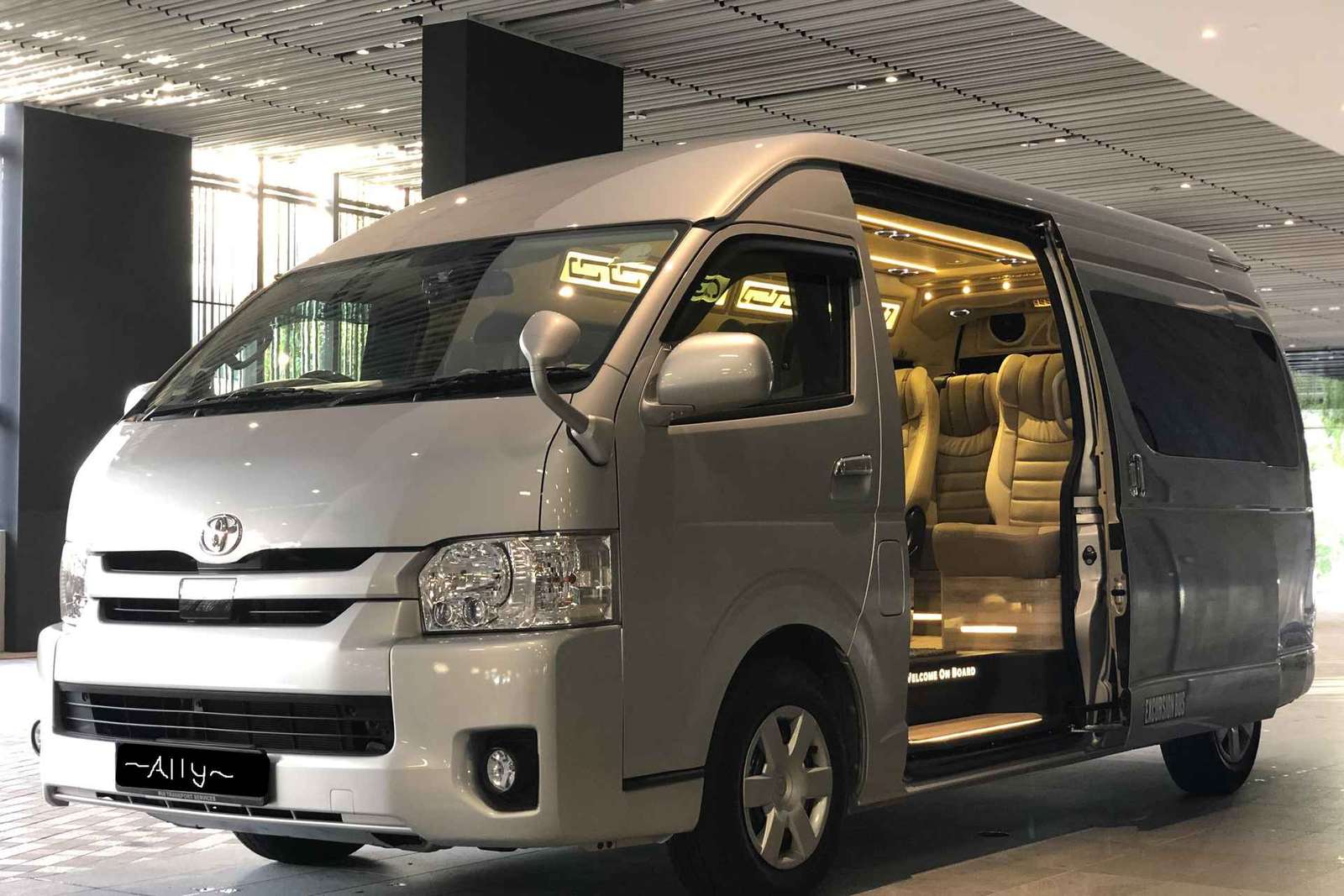 SG Private Airport / Cruise Transfer dans un minibus de 13 places