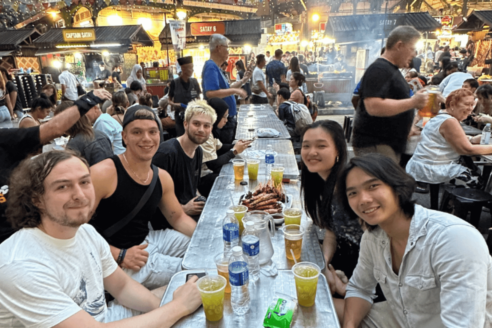 Visite nocturne urbaine emblématique : cuisine de rue au coucher du soleil à Singapour