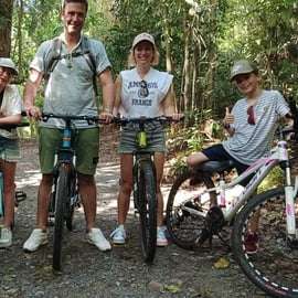 Aventure sur la piste cyclable d'Ubin
